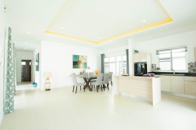 Luxury brand new pool villa near city soi 70 Hua Hin