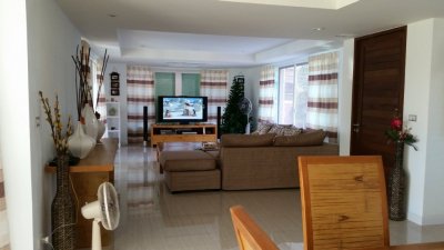 Large villa with pool at Lake Palm Hills Golf Club