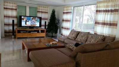 Large villa with pool at Lake Palm Hills Golf Club