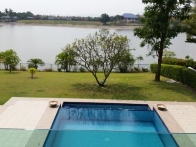 Large villa with pool at Lake Palm Hills Golf Club