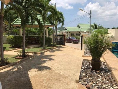 Large pool villa near black mountain golf club