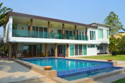 Large villa with pool at Lake Palm Hills Golf Club