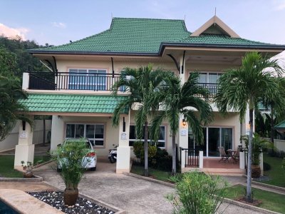 Large pool villa near black mountain golf club