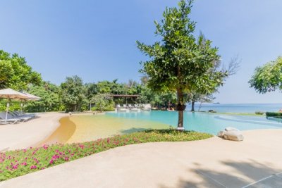 Beautifully Landscaped 3 Bed Beachfront Condo Hua Hin