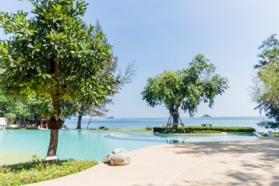 Beautifully Landscaped 3 Bed Beachfront Condo Hua Hin